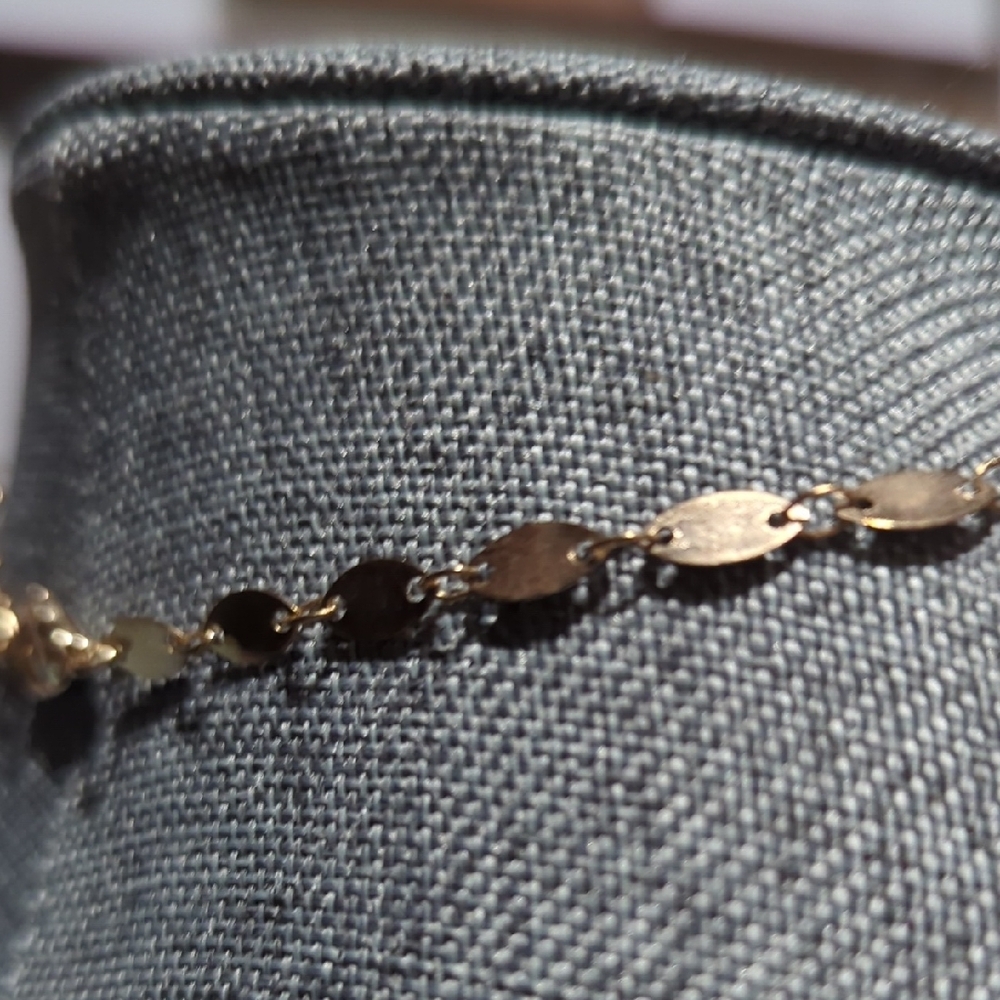 Elegant Gold-Tone Choker Necklace | Classic & Sophisticated - Picture 4 of 9